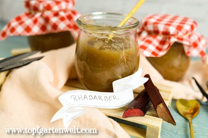 Köstliche Rhabarber Marmelade mit Vanille eingekocht in einem Weck-Glas.