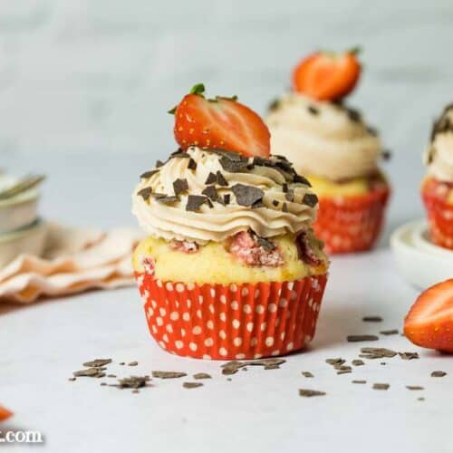 Erdbeer Cupcakes mit Erdbeer Frischkäse Frosting - Foodblog Topfgartenwelt