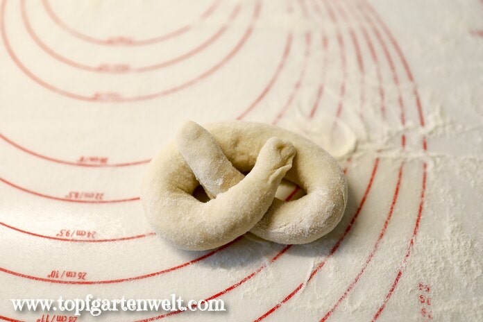 Laugenbrezel formen Schritt 2 - Foodblog Topfgartenwelt