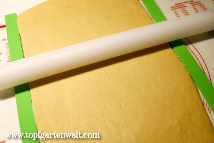 Teig für Zimtschnecken ausrollen - Foodblog Topfgartenwelt