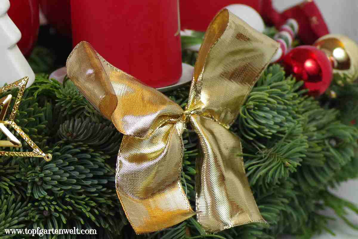 Schleifen binden für einen Adventkranz oder als Gartendeko für Blumentöpfe - Gartenblog Topfgartenwelt