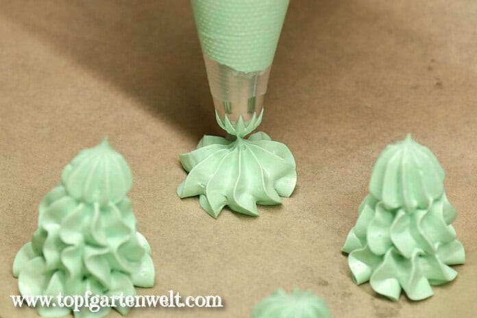 Baiser Tannenbaum aufspritzen Schritt 1 - Foodblog Topfgartenwelt