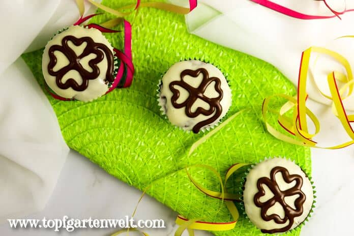 Schokoladige Silvester-Muffins mit einem Kleeblatt aus dunkler Kuvertüre auf einem weißen Grund. Foodblog Topfgartenwelt