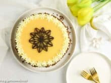 Köstliche Eierlikörtorte mit einer appetitlichen Verzierung und einem Schokoladenelement in der Mitte.