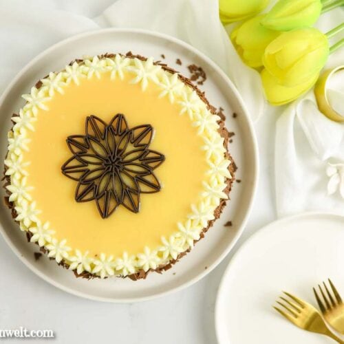 Köstliche Eierlikörtorte mit einer appetitlichen Verzierung und einem Schokoladenelement in der Mitte.