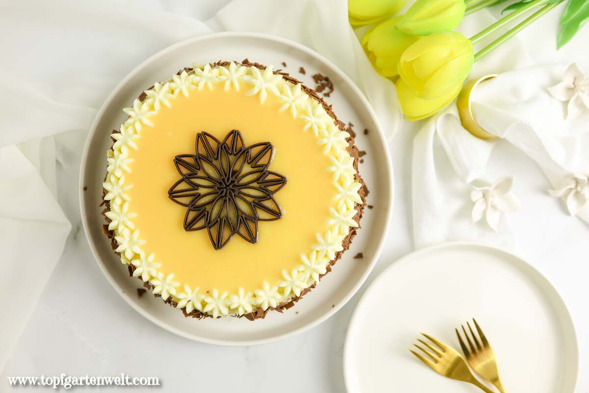Köstliche Eierlikörtorte mit einer appetitlichen Verzierung und einem Schokoladenelement in der Mitte.