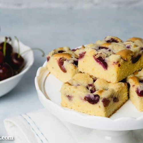 Kirsch-Streuselkuchen vom Blech aus Rührteig mit frischen Kirschen - Foodblog