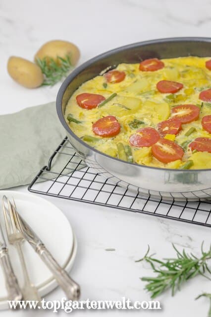 Spargel Frittata mit Kartoffeln und Paprika, Tomaten und viel Rosmarin. Ein leichtes Mittagessen für den Sommer.