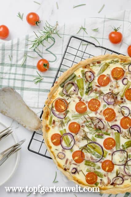 Sommerliche Spargelquiche mit Tomaten und Speck. Ein tolles Mittagessen am Wochenende.
