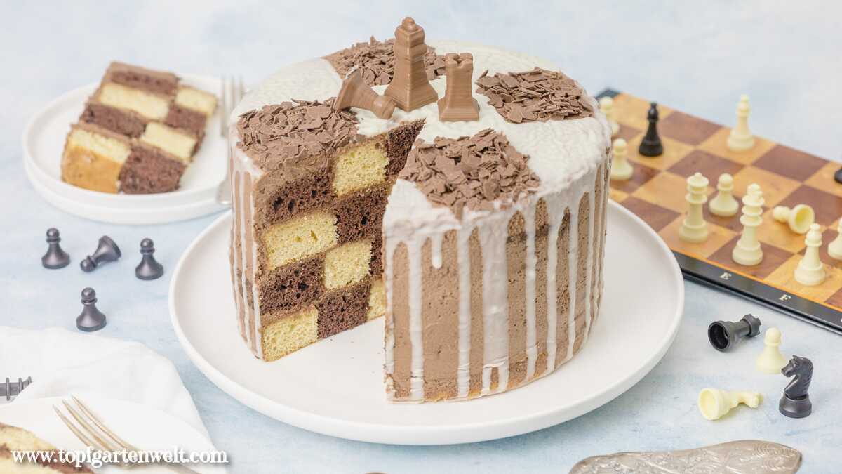 Diese schokoladige Schachbrett Torte ist nicht nur raffiniert gemacht, sondern schmeckt auch köstlich. Die Mehlspeise ist angeschnitten. Die Teller stehen schon bereit.