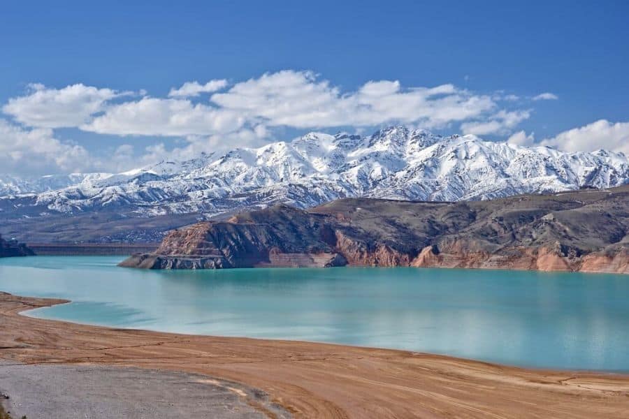 uzbekistan landskap berg och vatten