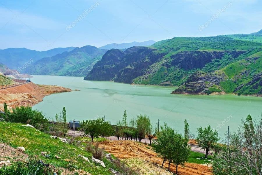 uzbekistan landskap berg, vatten i en dal