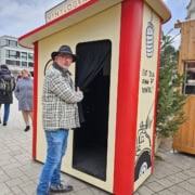 Der Mann mit dem Hut und der Vinylograph