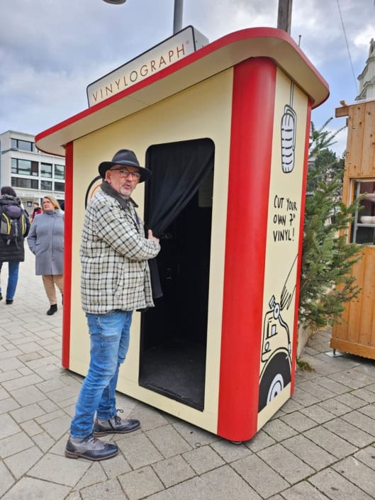 Der Mann mit dem Hut und der Vinylograph