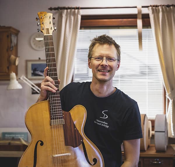 Guitarrenbauer Gerhard Schöpp mit Guitarre