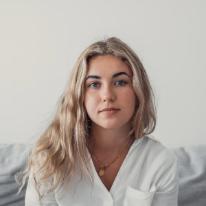 Client after a women’s photoshoot in warsaw – review about self-acceptance and discovering inner feminine beauty.