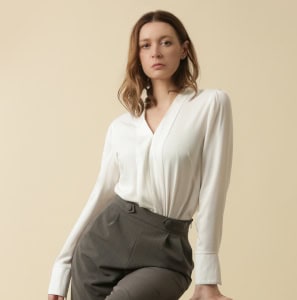 Women’s photoshoot in warsaw as a gift from her husband – review about delicate, elegant photos that highlight femininity.
