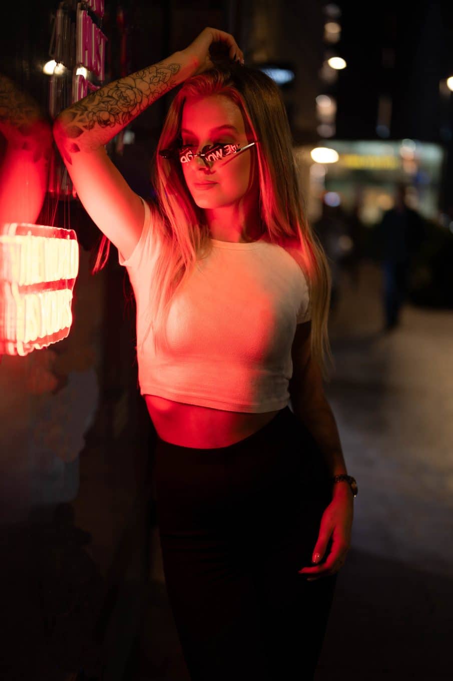 Klimatyczna fotografia kobieca w świetle neonów. Sesja fotograficzna warszawa w plenerze nocnym