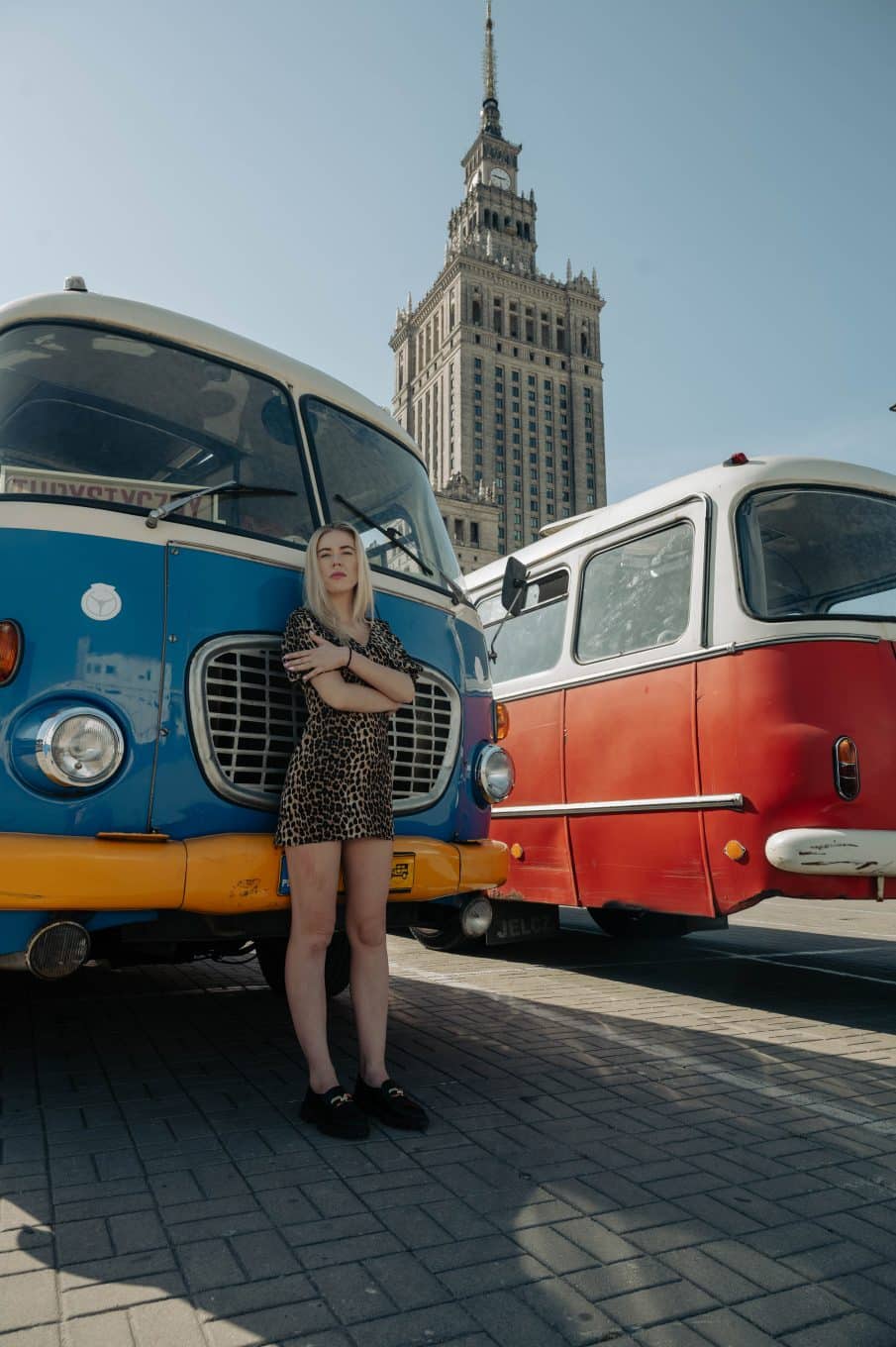 Modelka na tle pałacu kultury i nauki. Fotografia plenerowa warszawa, profesjonalna fotografia w centrum.