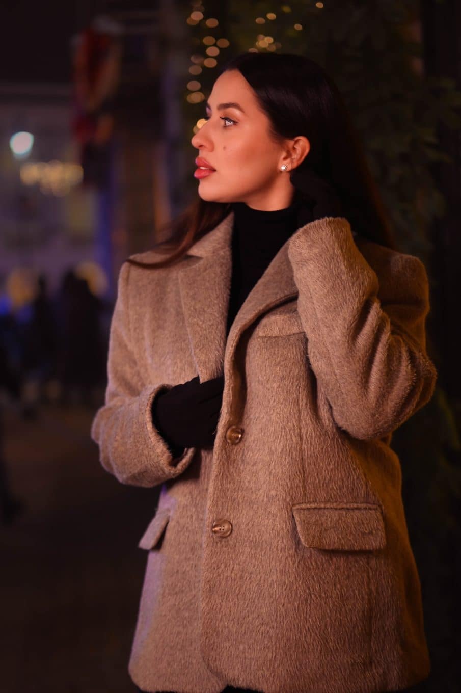 Świąteczna sesja kobieca w plenerze — portret w zimowym klimacie warszawy, z dekoracjami i ciepłym światłem.