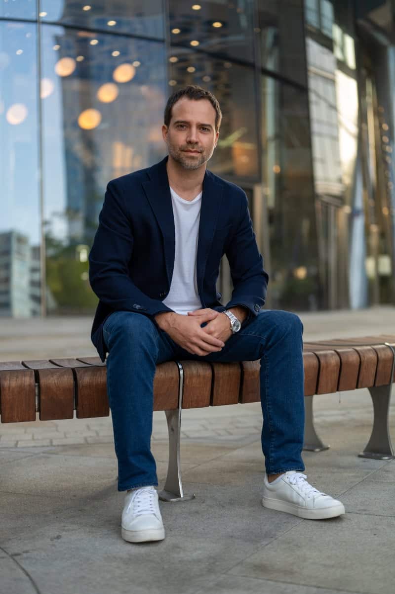 Męższyczna w stroju biznesowym, portret profesjonalny do wykorzystania firmowego.