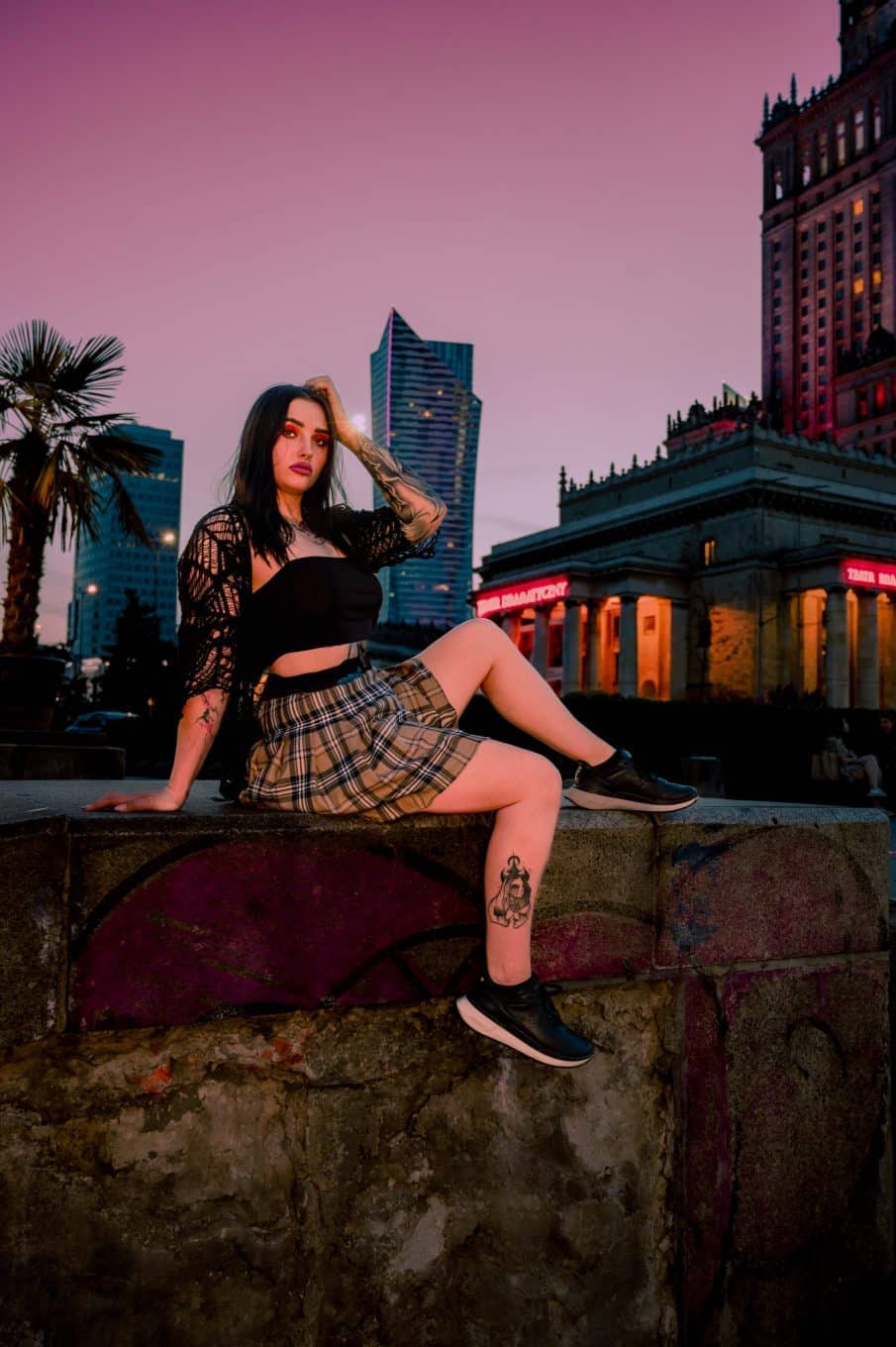 Portret kobiecy na tle warszawskich wieżowców nocą. Profesjonalne zdjęcia na tindera i instagram