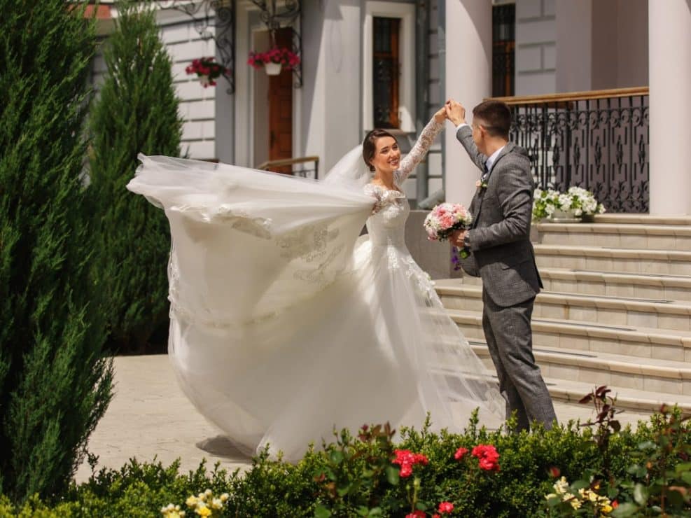 Dynamiczny reprtaż ślubny: fotografia weselna uwieczniająca pierwszy taniec pary młodej na tle pałacyku