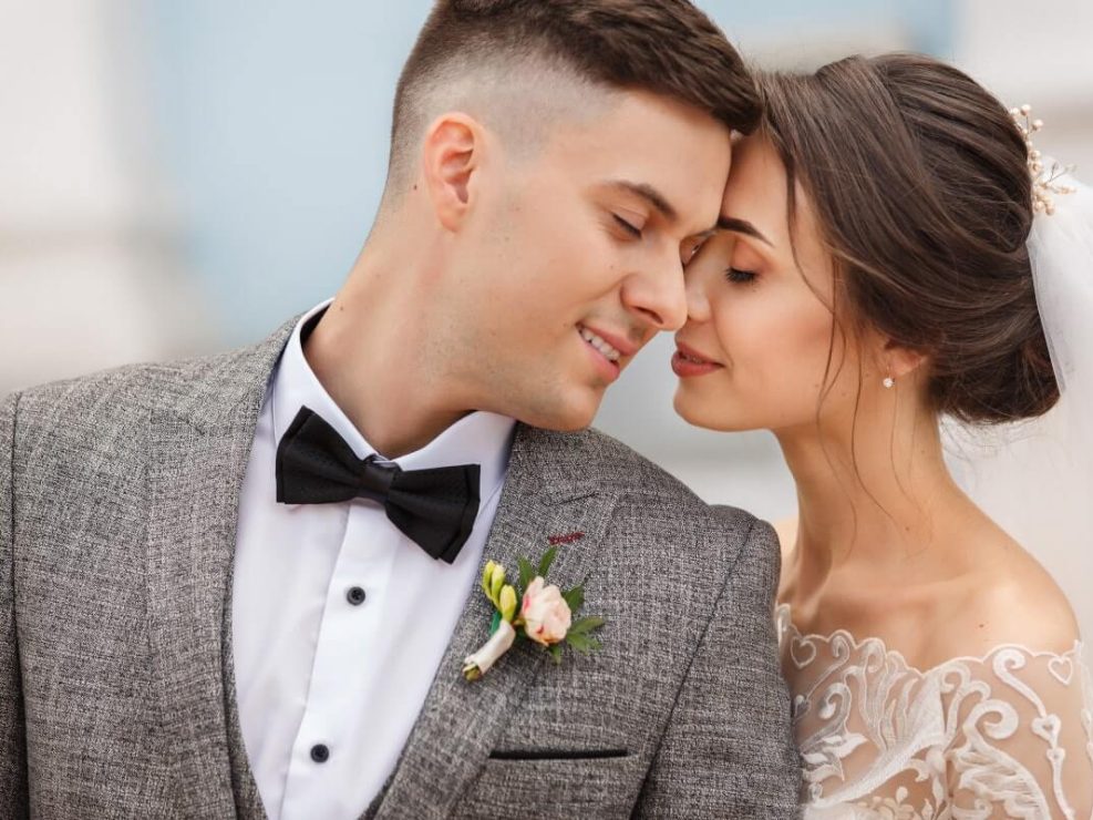 Romantyczna fotografia slubna uwieczniająca bliski portret pary młodej. Czuły reprtaż ślubny pełen emocji