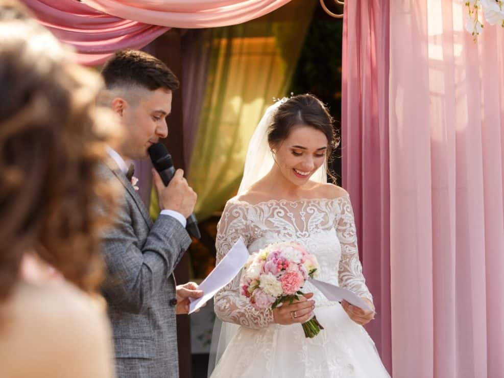 Wzruszający moment wymiany przysięgi. Emocjonalny reportaż ślubny podczas ceremonii plenerowej w warszawie