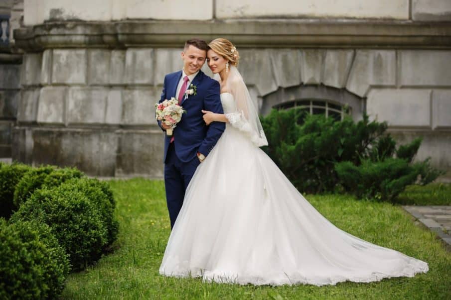 Fotograf na chrzest: urocze zdjecia niemowlęcia w białej opasce. Delikatny reportaż chrzest warszawa.