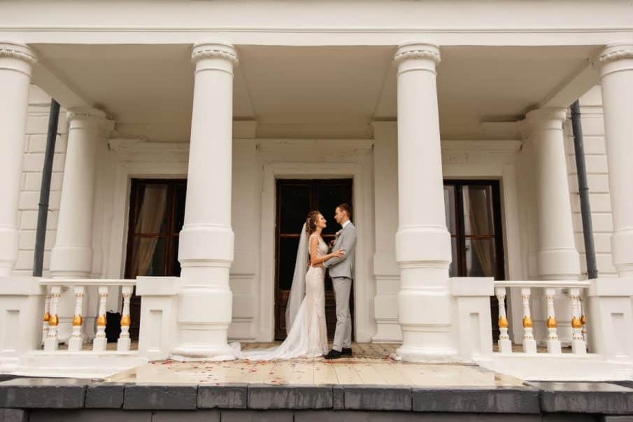 Fotografia ślubna przed kolumnami pałacu. Klasyczny reprtaż ślubny pary młodej w warszawie