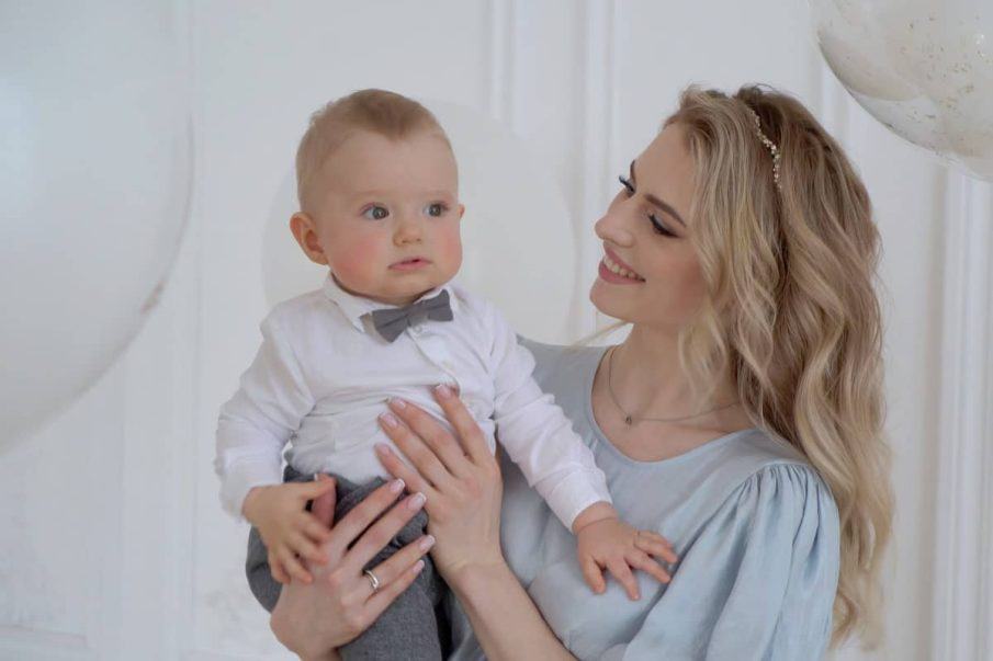 Sesja roczek chłopiec warszawa: uśmiechnięty chłopiec w stylizacji retro (muszka, kaszkiet). Radosna pamiątka z pierwszych urodzin