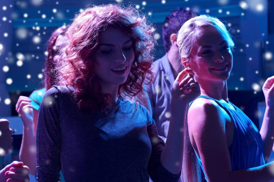 Radosne dziewczyny tańczące na parkiecie, fotograf na 18. Urodziny uwieczniający zabawę w klubie.