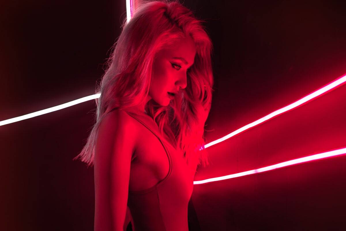 Kobieta czerwone neonowe światała sesja sensualna w studio w warszawie