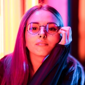 Osiemnastolatka o sesji imprezowej – kreatywne ujęcia, zabawne pozy i oryginalne pomysły fotografa. Dynamiczna, nowoczesna fotografia urodzinowa w warszawie.