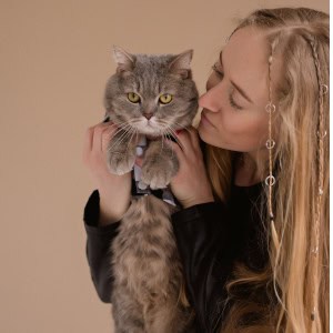 Zadowolona klientka po sesji kobiecej w Warszawie – opinia o emocjach i kobiecości uchwyconej w naturalnych zdjęciach.