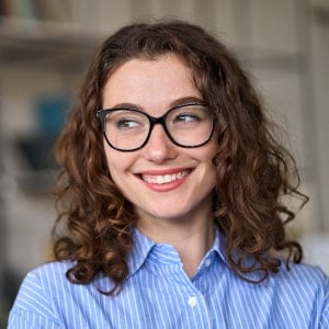 Kobieta podczas pierwszej w życiu sesji zdjęciowej - naturalne i eleganckie ujęcia w komfortowej atmosferze stworzonej przez fotografa