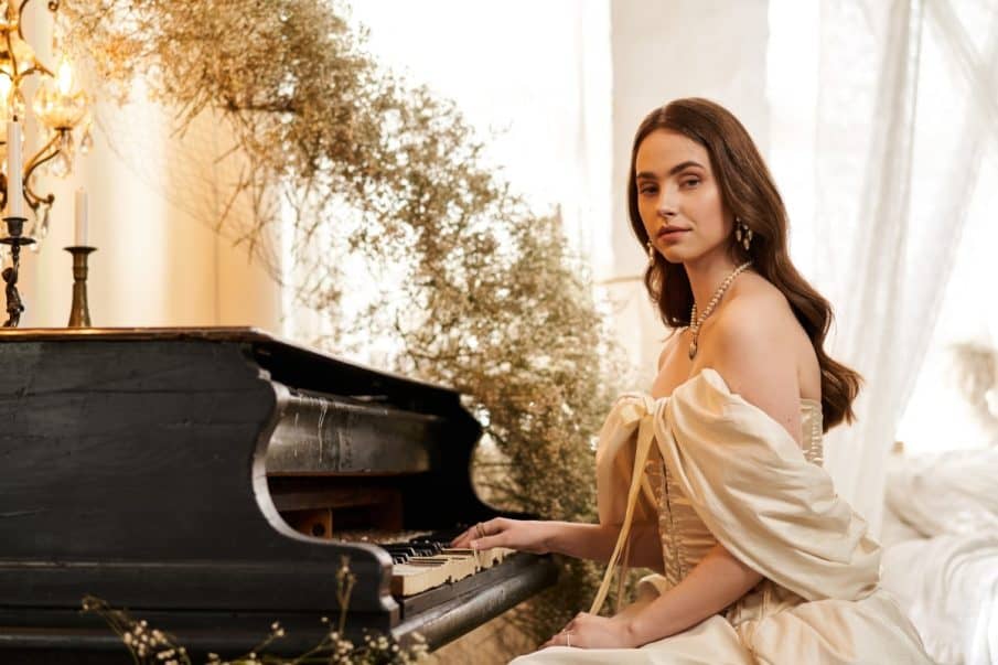 Sesja dla kobiet w Warszawie, glamour. Dramatyczny portret z grą światła i cienia, z mocnym akcentem czerwonej szminki.