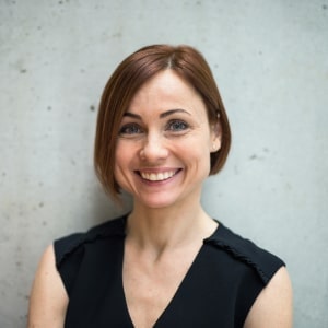 Szczęśliwa para podczas sesji zdjęciowej z vouchera podarowanego na rocznicę - naturalne ujęcia w luźnej atmosferze