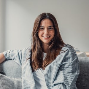 Kobieta podczas sesji portretowej z vouchera na urodziny - naturalne i piękne zdjęcia oddające jej osobowość