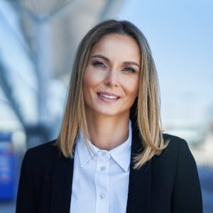 Profesjonalne zdjęcie biznesowe z sesji podarowanej przez zespół - kobieta prezentująca silną pozycję zawodową na potrzeby linkedin