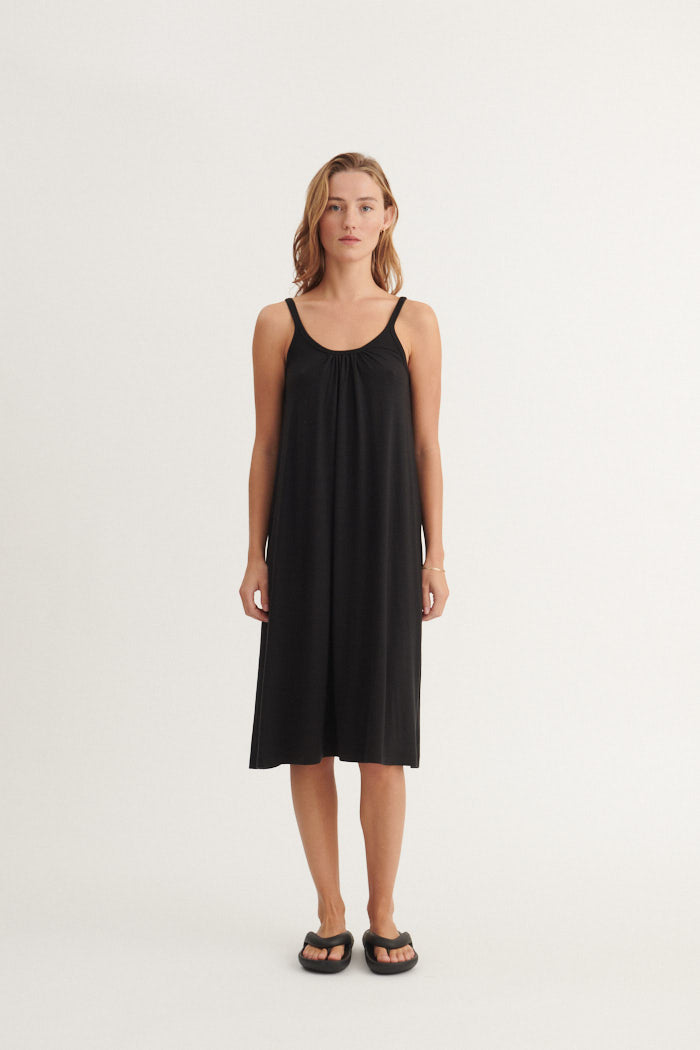 Jo Strap Dress – Black   – 96% Tencel, 4% Elastane – Kjoler