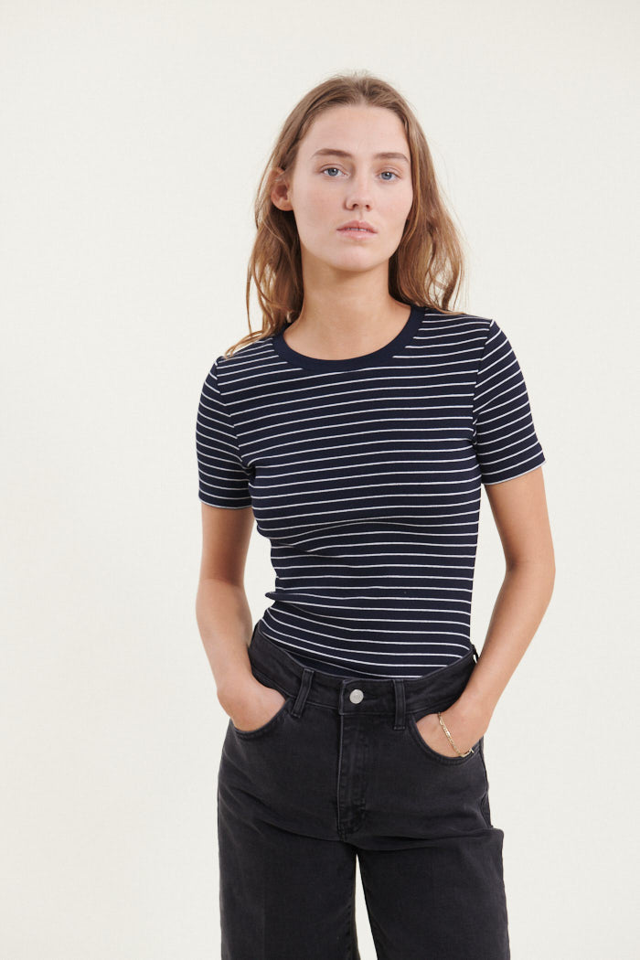 Ludmilla O-Neck – Black / bright white   – 96% Cotton (Organic), 4% Elastane – T-shirts