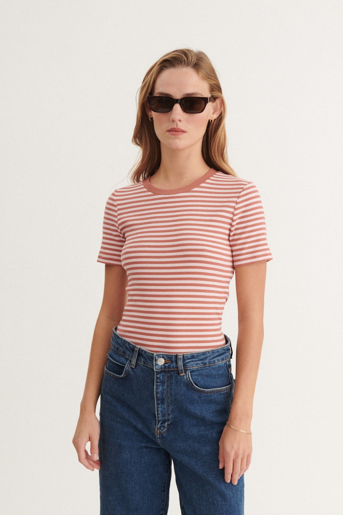 Ludmilla O-Neck – cedar wood / Rose shadow   – 96% Cotton (Organic), 4% Elastane – T-shirts