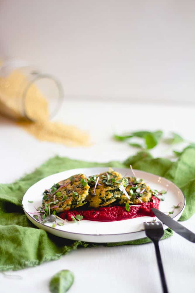 Foto von Hirselaibchen auf roter Rüben Creme