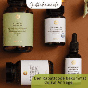 Hochwertige Nahrungsergänzungen von Sunday Natural – schlicht verpackt, natürlich arrangiert auf hellem Untergrund