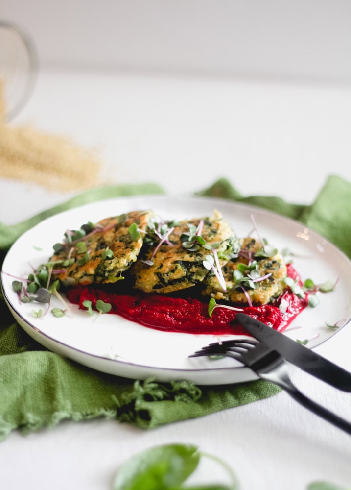 Hirse-Spinat-Laibchen mit Roter-Rüben-Sauce – glutenfreies TCM-Rezept aus Ernährungsschatz TCM