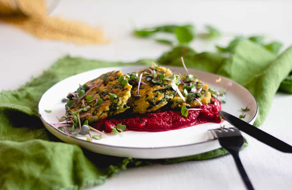 Hirse-Spinat-Laibchen mit Roter-Rüben-Sauce – glutenfreies TCM-Rezept aus Ernährungsschatz TCM