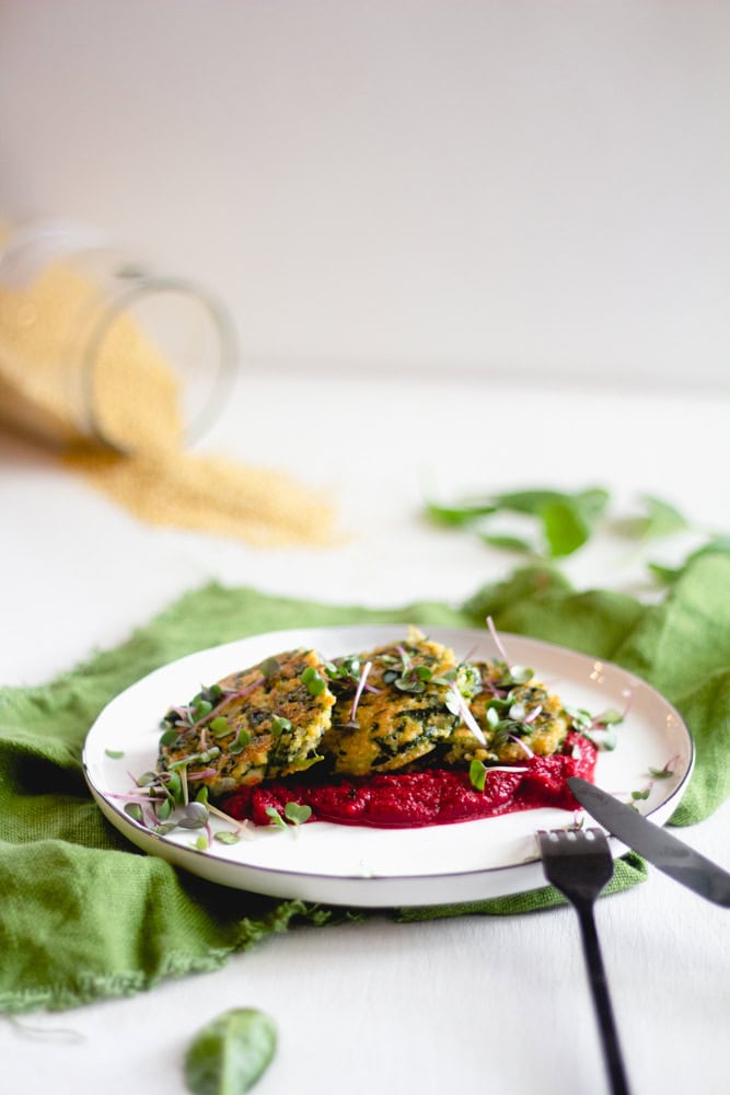 Hirse-Spinat-Laibchen mit Roter-Rüben-Sauce – glutenfreies TCM-Rezept aus Ernährungsschatz TCM