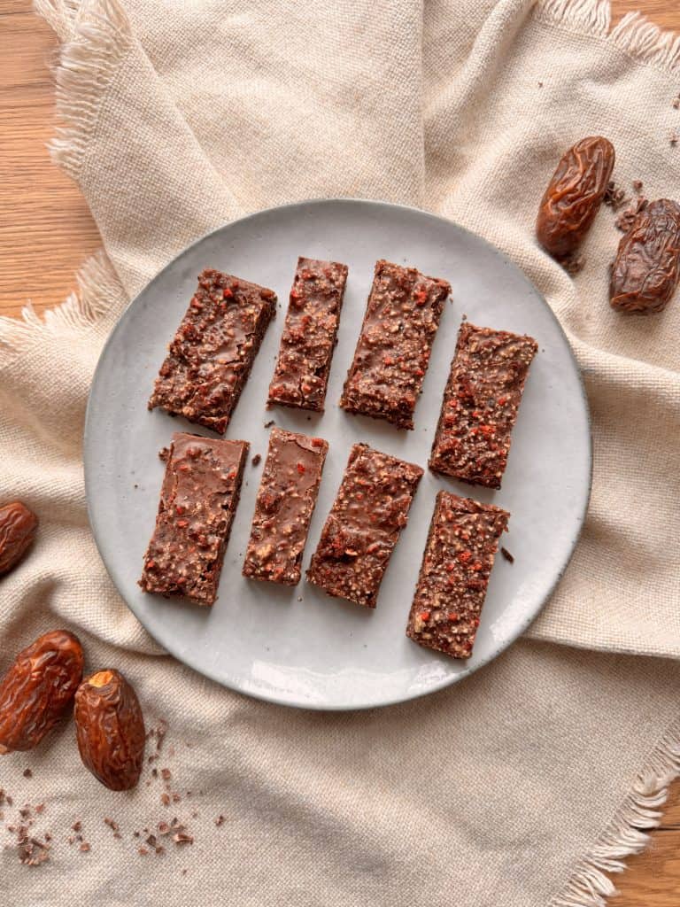 Dattel-Carob-Riegel ohne Zucker, nährender Snack nach TCM mit Datteln, Carob und Nüssen